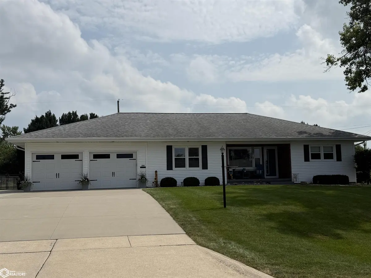 104 Crestview DR, Marshalltown, IA 50158