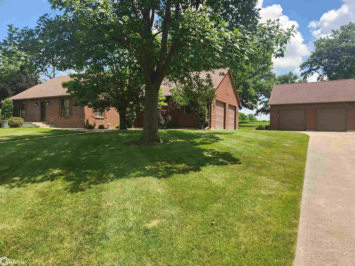 1022 Oakland DR, Tama, IA 52339