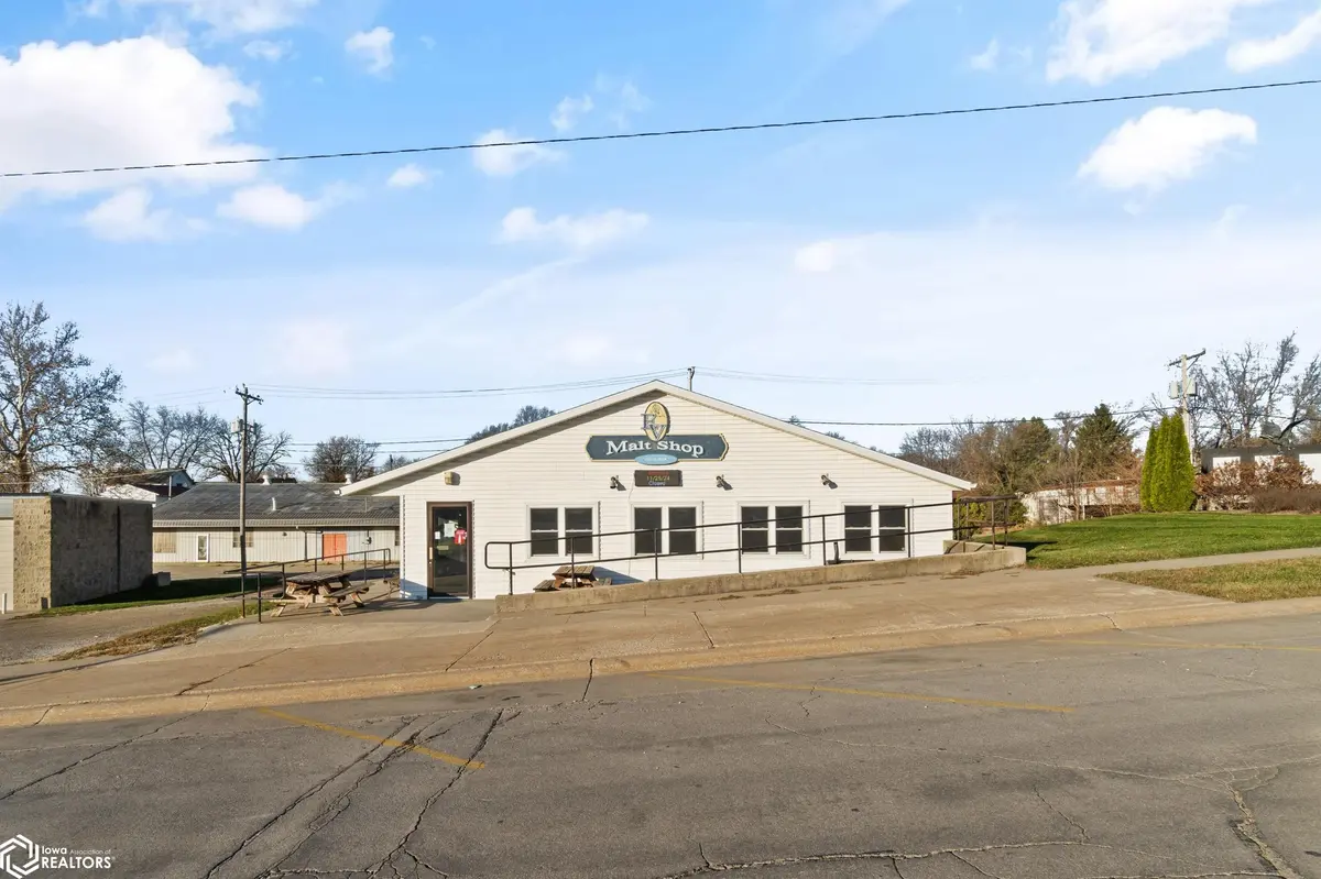 226 S Main St, North English, IA 52316