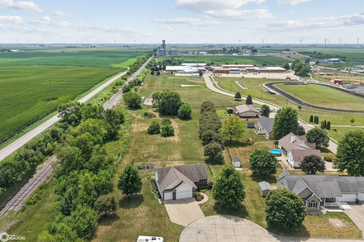 304 E Oak CIR, New Sharon, IA 50207