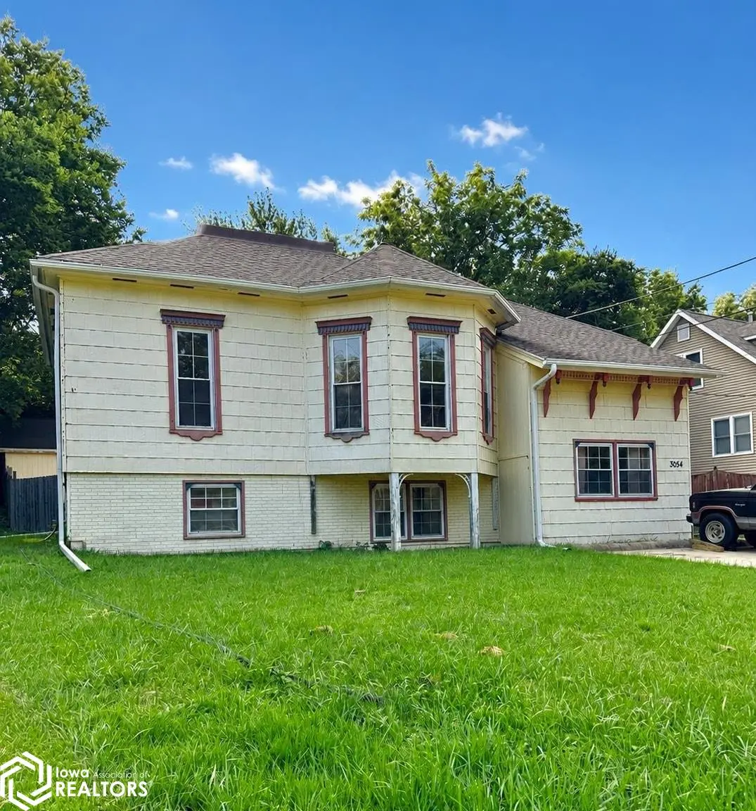 3054 Woodland DR, Cedar Rapids, IA 52404