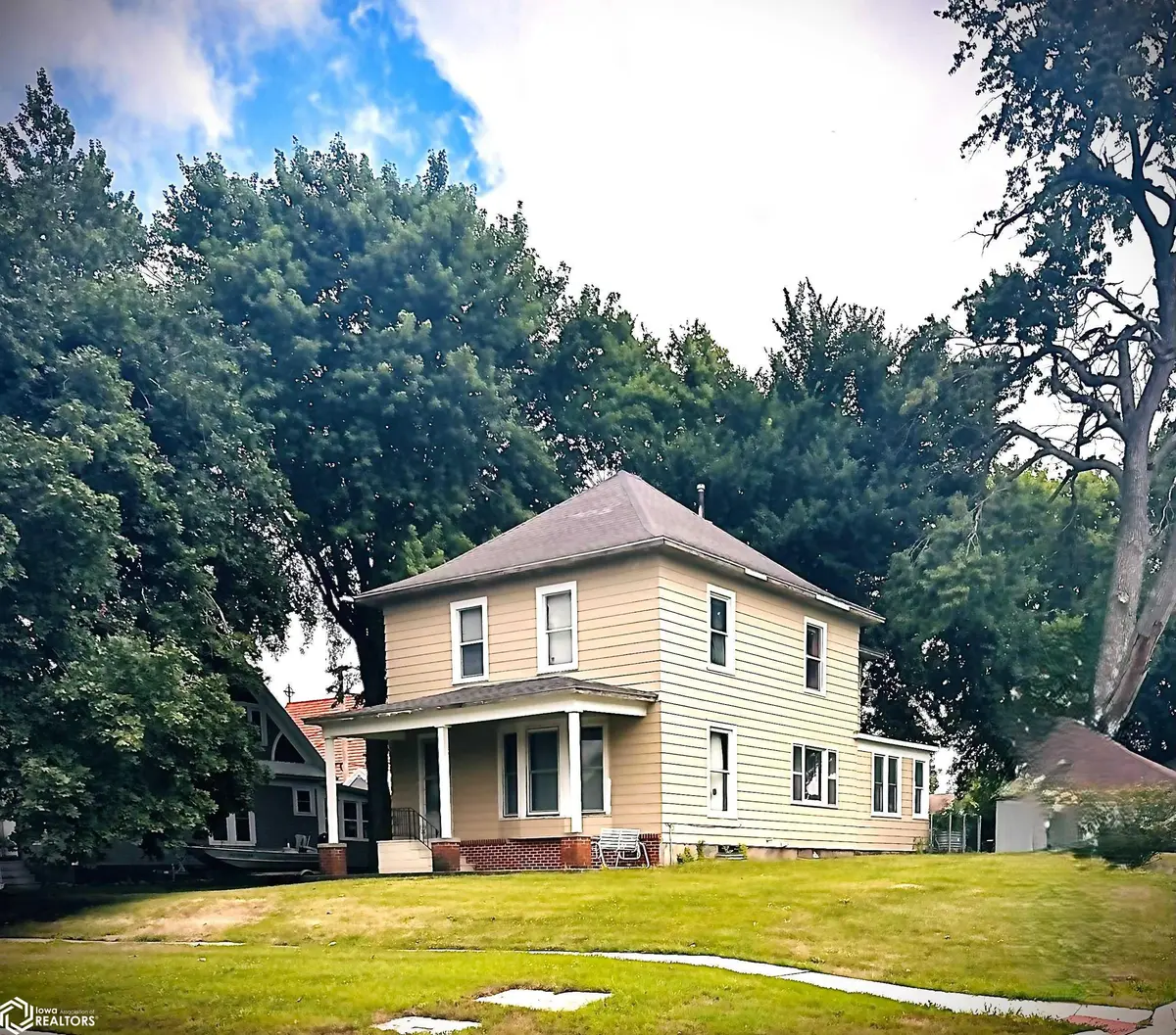 207 S 3rd St, Montezuma, IA 50171