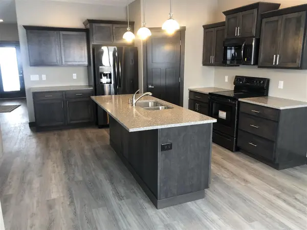 405 Golden LN, Cedar Falls, IA 50613