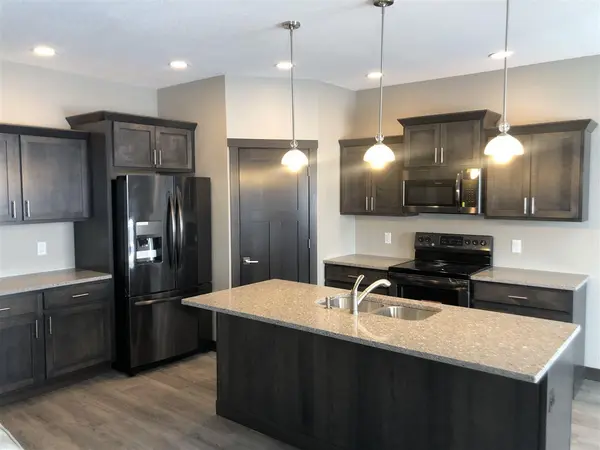 405 Golden LN, Cedar Falls, IA 50613