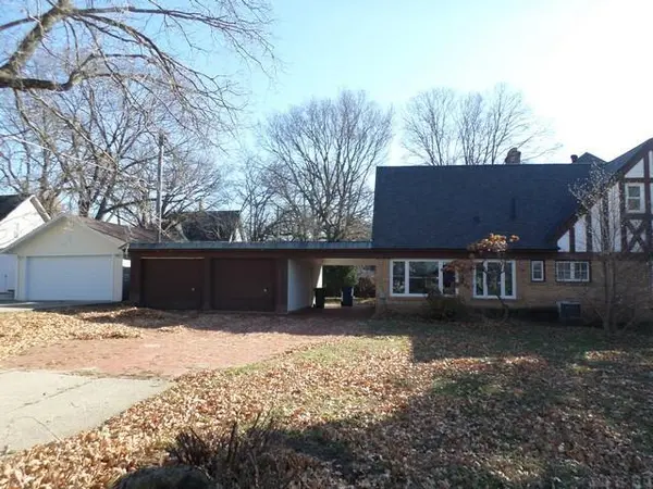 301 Riverside DR, Charles City, IA 50616