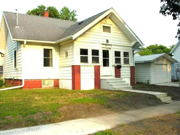 706 N Grand AVE, Charles City, IA 50616