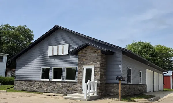 712 E Main ST, New Hampton, IA 50659