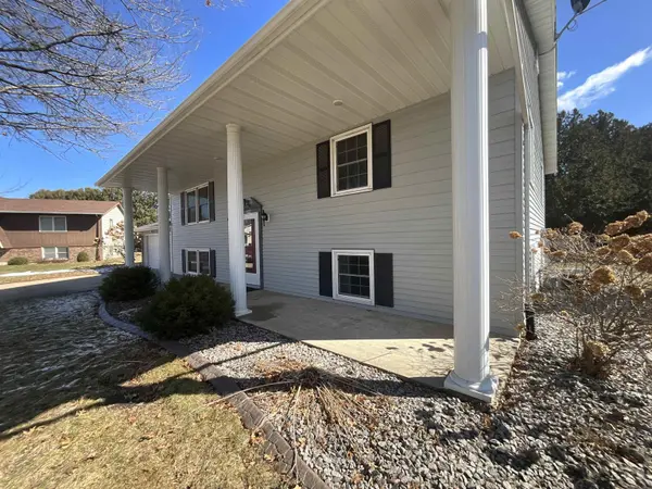 422 S 5 th AVE, New Hampton, IA 50659