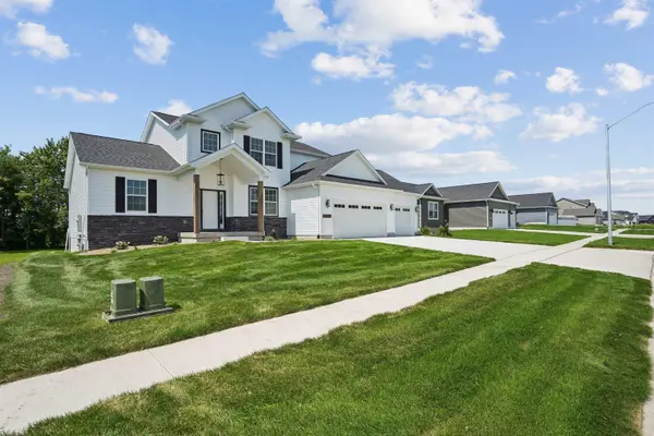 5429 Fernwood DR, Cedar Falls, IA 50613