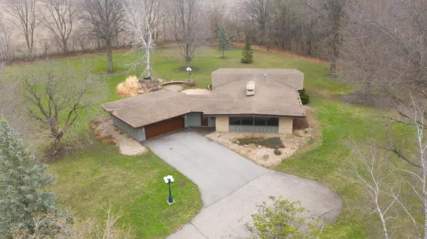 521 Sunset PL, Charles City, IA 50616