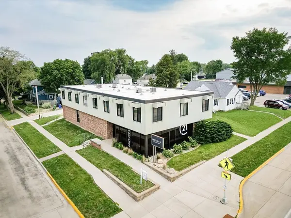 805 W Bremer AVE, Waverly, IA 50677