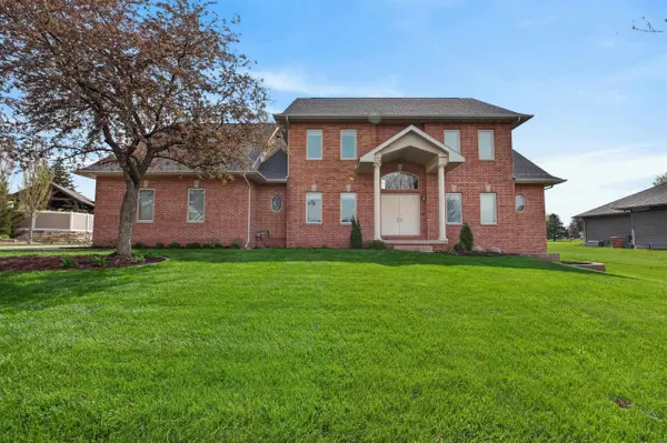 5025 South Fork LN, Waterloo, IA 50701