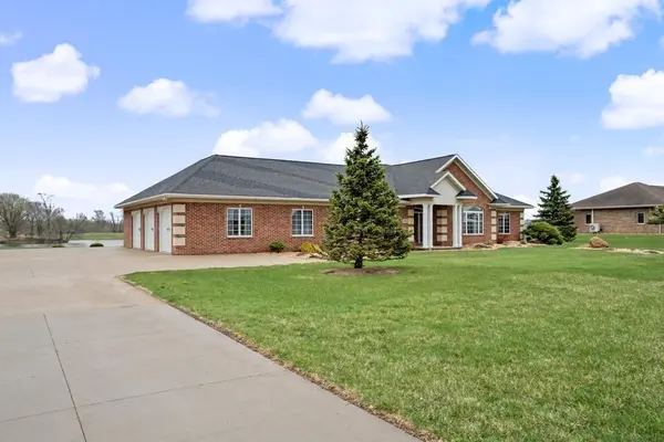 2104 332nd Ave, Dyersville, IA 52040