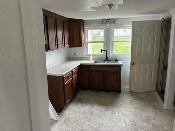 219 SE 6th AVE, Oelwein, IA 50662