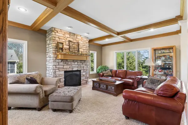 1005 Ashbury CIR, Waverly, IA 50677