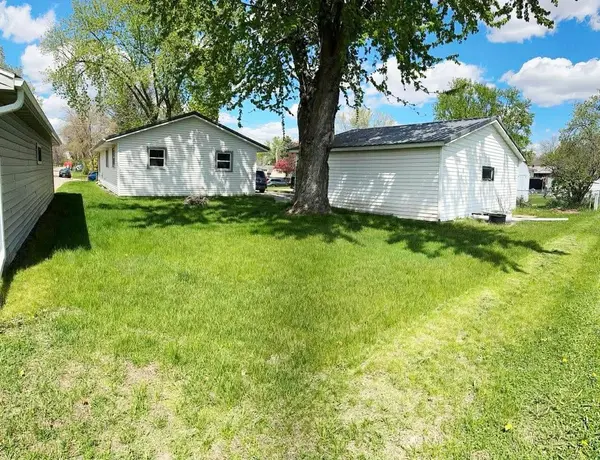 1100 18th AVE, Charles City, IA 50616