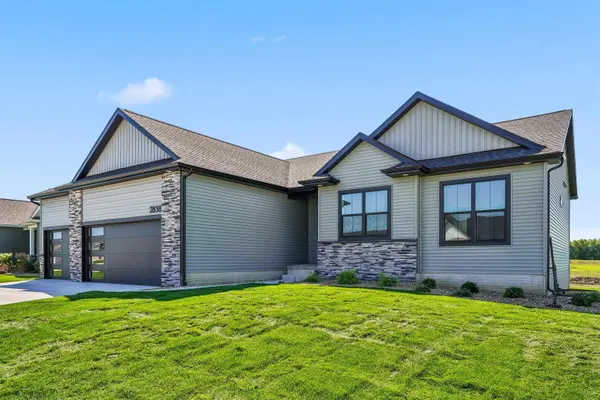 2838 Autumn Woods DR, Cedar Falls, IA 50613