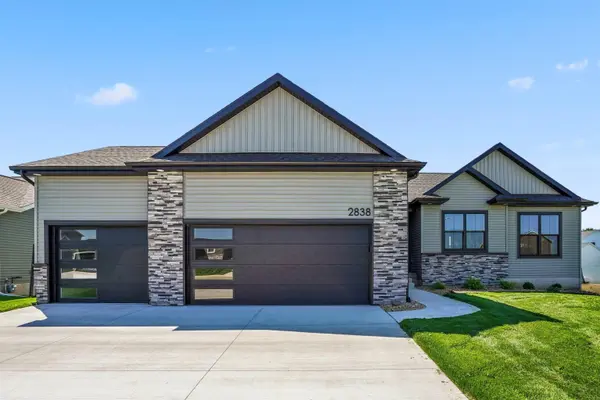 2838 Autumn Woods DR, Cedar Falls, IA 50613