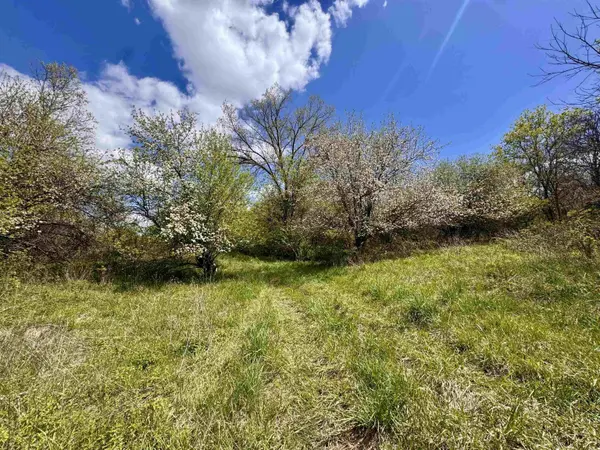 588 Old Sixteen RD, Waterville, IA 52170