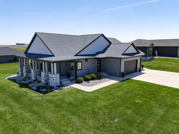 110 Partridge LN, Hudson, IA 50643