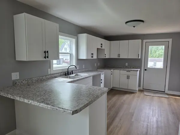 608 W Delaware ST, Manchester, IA 52057