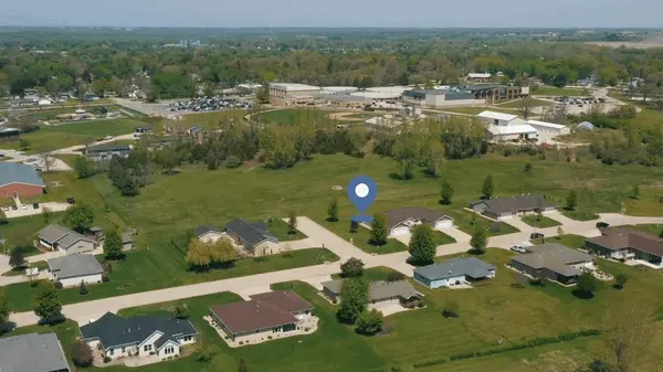 301 Meadow LN, Charles City, IA 50616