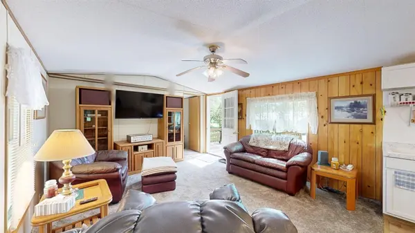 2632 Northern Pike LN, Lansing, IA 52151