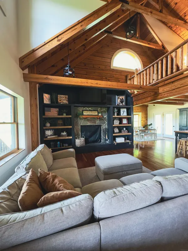 1934 Old Mission DR, Harpers Ferry, IA 52146