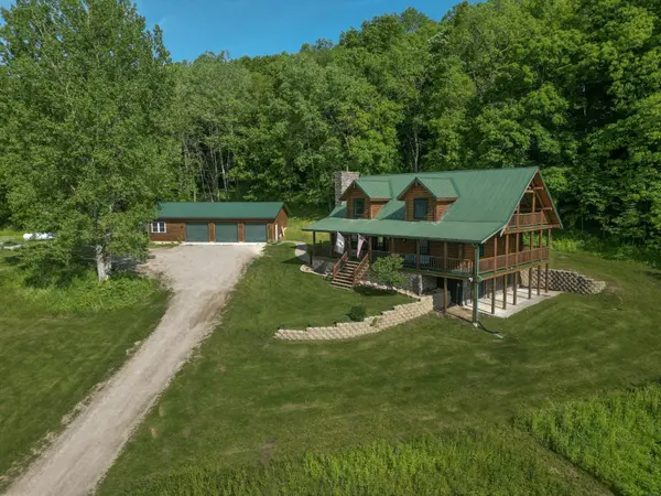 1934 Old Mission DR, Harpers Ferry, IA 52146
