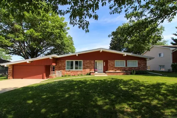 1205 E AVE, Grundy Center, IA 50638