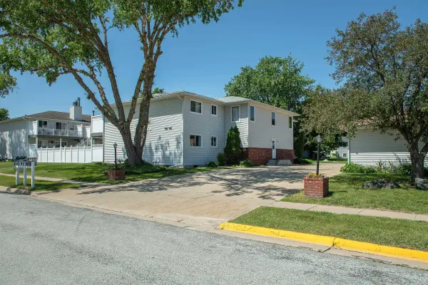 217 21st St NW #8, Waverly, IA 50677
