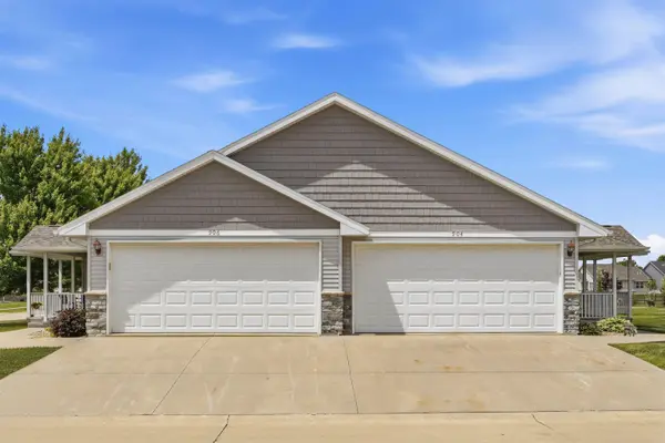 904 NE Cresent View DR, Cedar Rapids, IA 52402