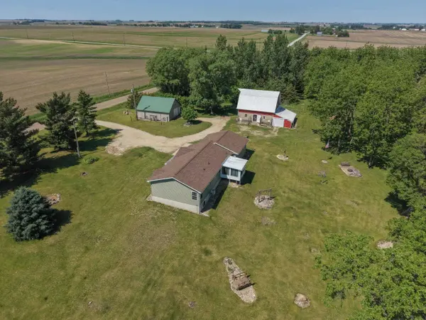 17223 260th ST, Aplington, IA 50604