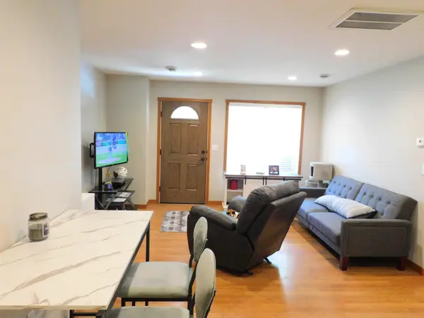 402B 5th ST, Delhi, IA 52223