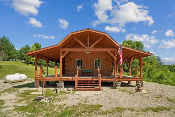 1864 Trophy Run Ln, Harpers Ferry, IA 52146