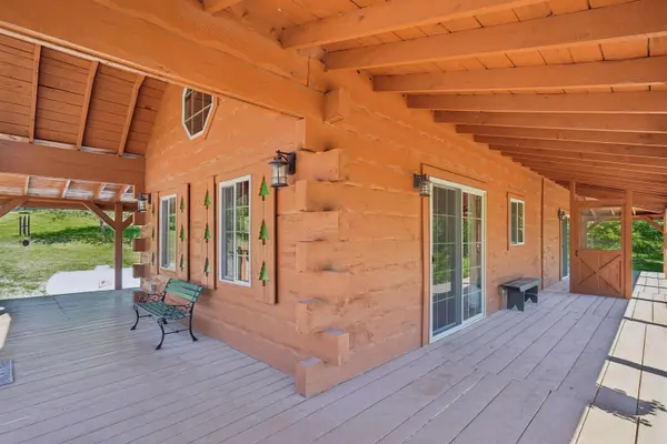 1864 Trophy Run Ln, Harpers Ferry, IA 52146