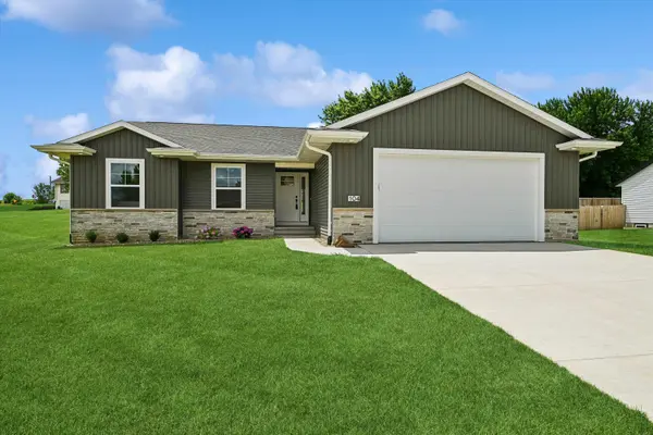 104 5th Ave CT, Coggon, IA 52218