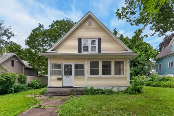 910 Walnut ST, Cedar Falls, IA 50613