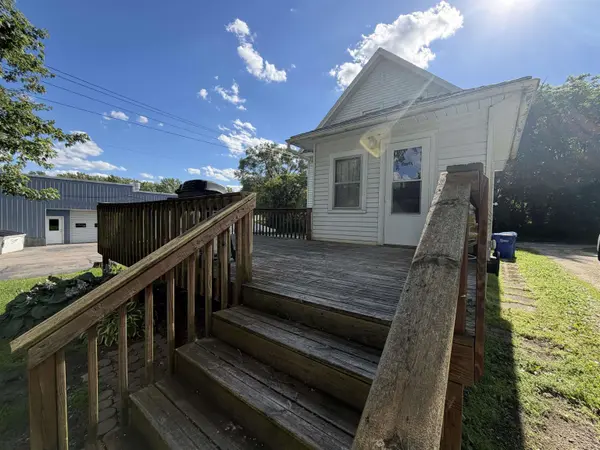 15 3rd Ave NW, Oelwein, IA 50662