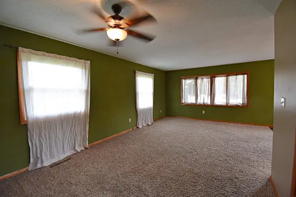 908 1st Ave. S.E., Oelwein, IA 50662