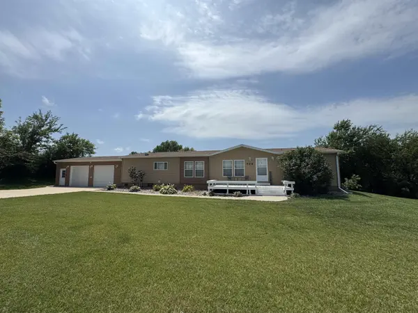 709 6th ST, Parkersburg, IA 50665