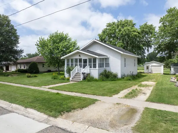 811 N Railroad ST, Sumner, IA 50674