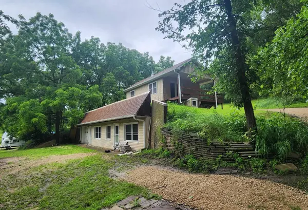 1872 Houlihan DR, Waterville, IA 52170