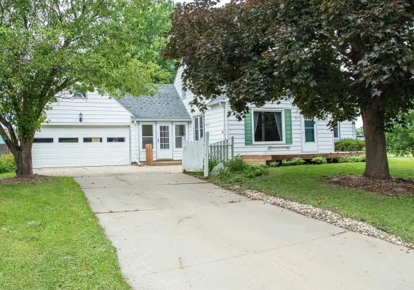 916 Harlington Place, Waverly, IA 50677