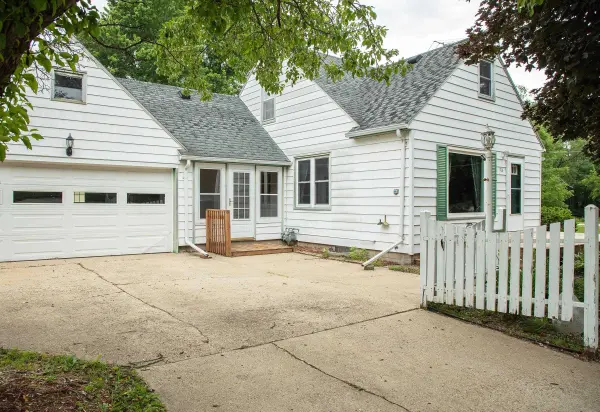 916 Harlington Place, Waverly, IA 50677