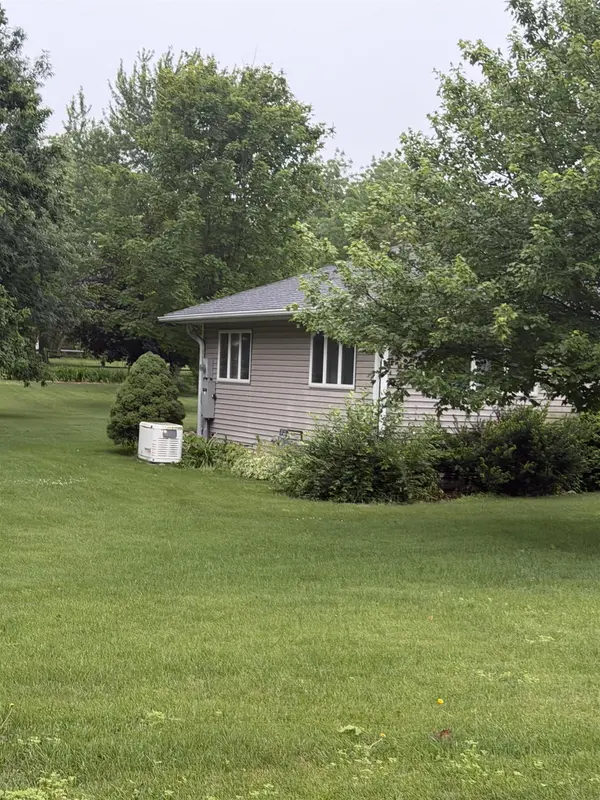 906 IOWA ST, Dysart, IA 52224