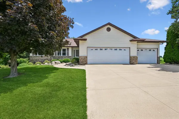 452 Sunset DR, Fairfax, IA 52228