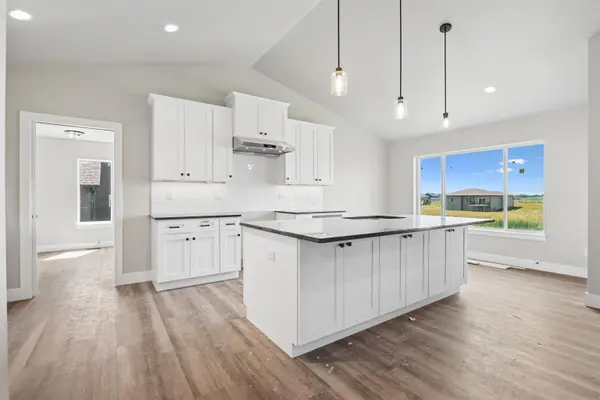 130 Moonlight DR, Waterloo, IA 50701