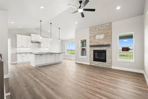 130 Moonlight DR, Waterloo, IA 50701