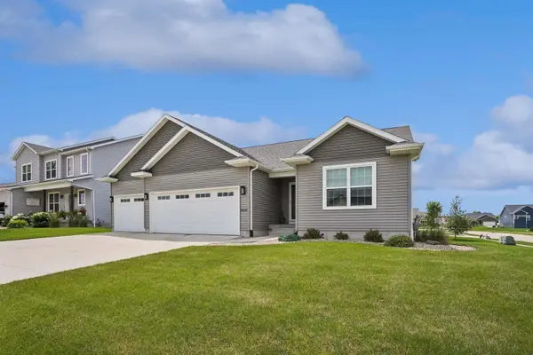 5522 Red Oak LN, Cedar Falls, IA 50613